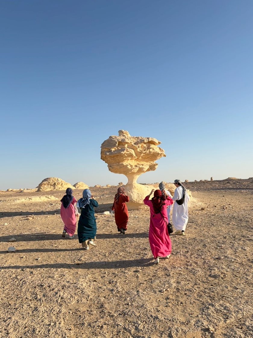 砂漠ツアーでガラベーヤ